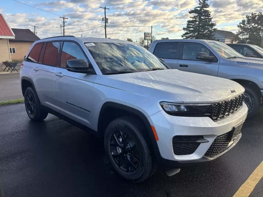 2025 Jeep Grand Cherokee Altitude photo 1