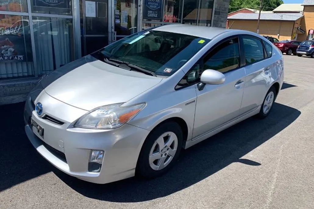 2010 Toyota Prius Four photo 1