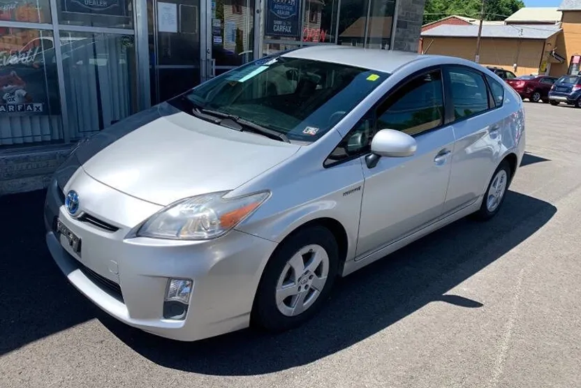 2010 Toyota Prius Four photo 1