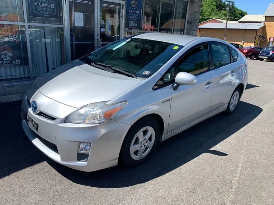 2010 Toyota Prius Four photo 1