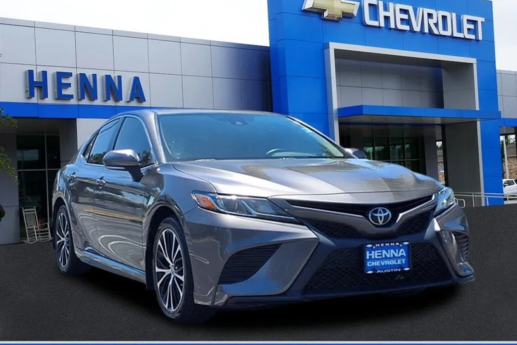 2020 Toyota Camry SE photo 1