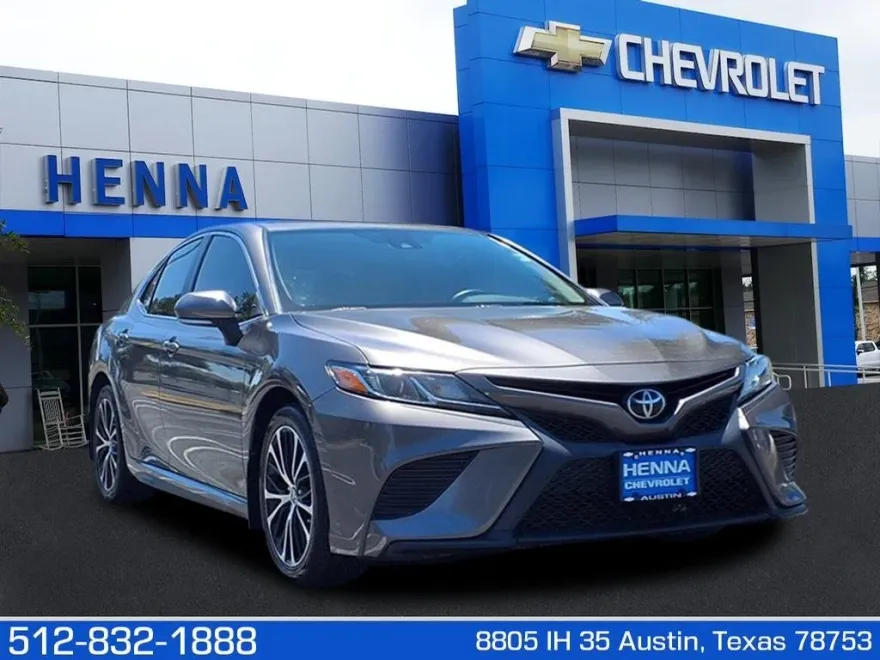 2020 Toyota Camry SE photo 1