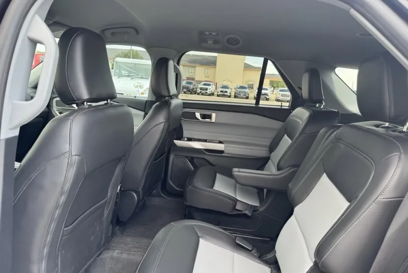 2024 Ford Explorer XLT photo 1