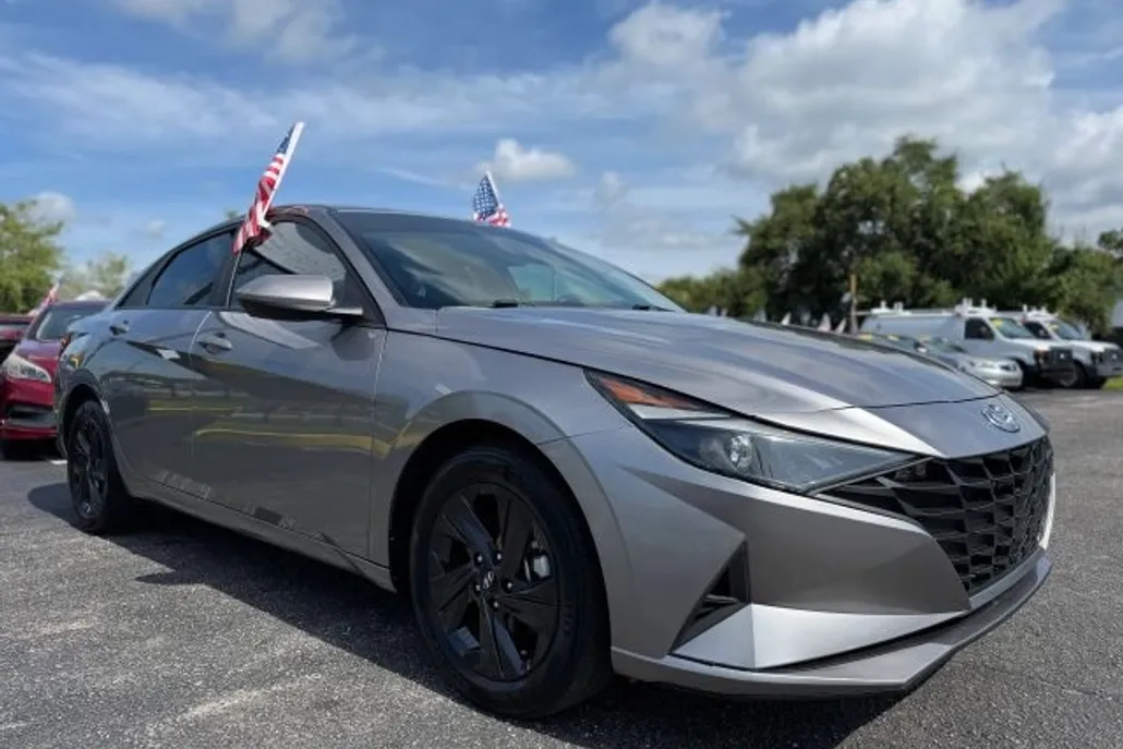 2023 Hyundai Elantra SEL photo 1