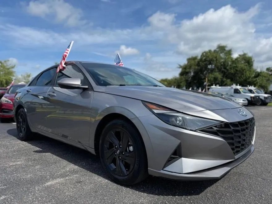 2023 Hyundai Elantra SEL photo 1