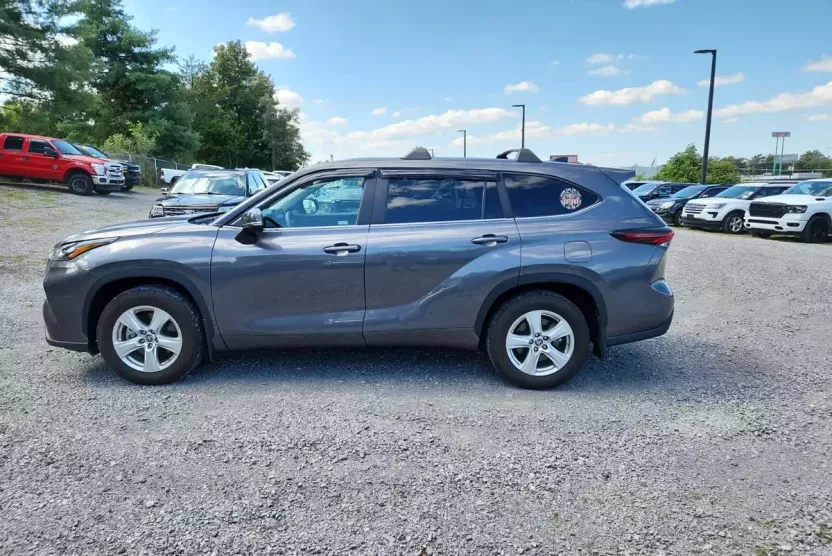 2024 Toyota Highlander LE photo 1