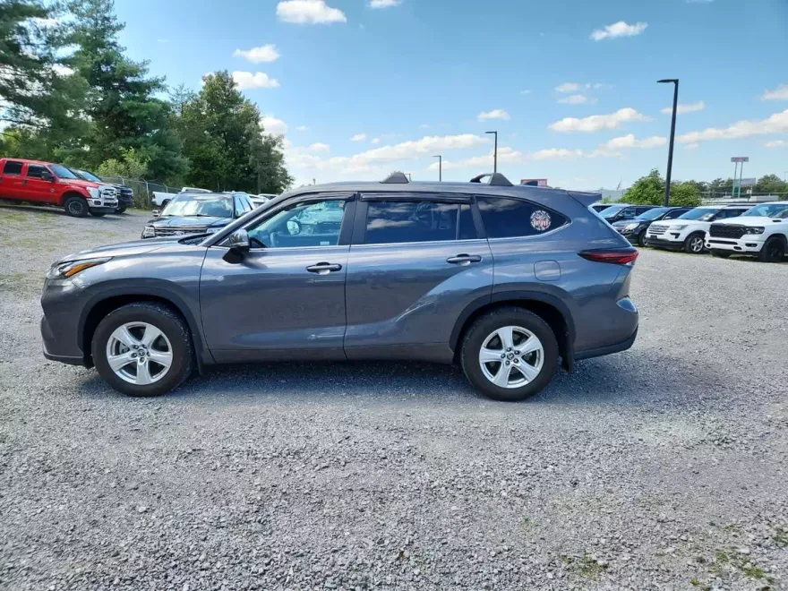 2024 Toyota Highlander LE photo 1