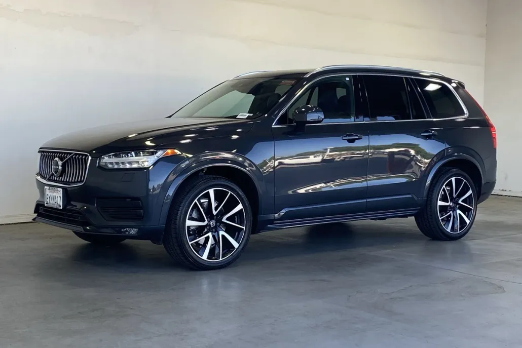 2022 Volvo XC90 T6 Momentum AWD photo 1