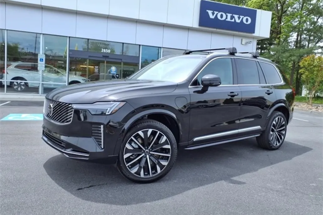 2025 Volvo XC90 T8 Core photo 1