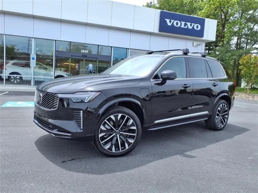 2025 Volvo XC90 T8 Core photo 1