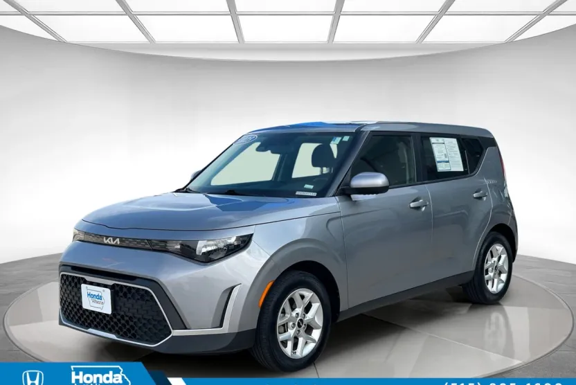 2023 Kia Soul LX photo 1