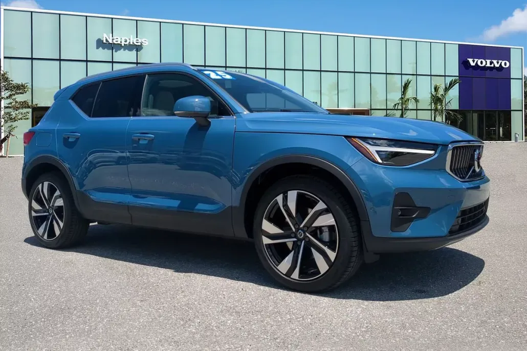 2025 Volvo XC40 photo 1