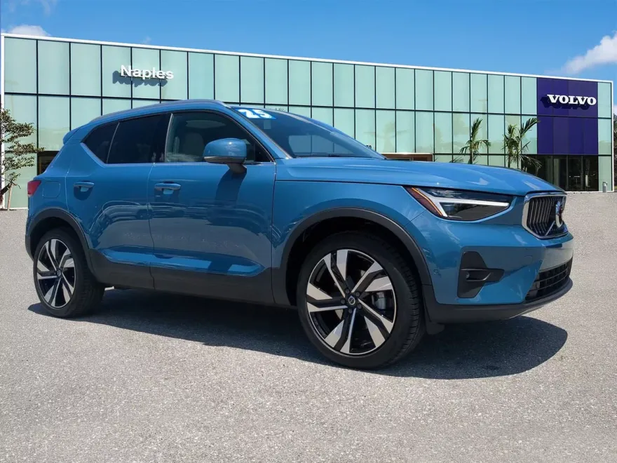 2025 Volvo XC40 photo 1