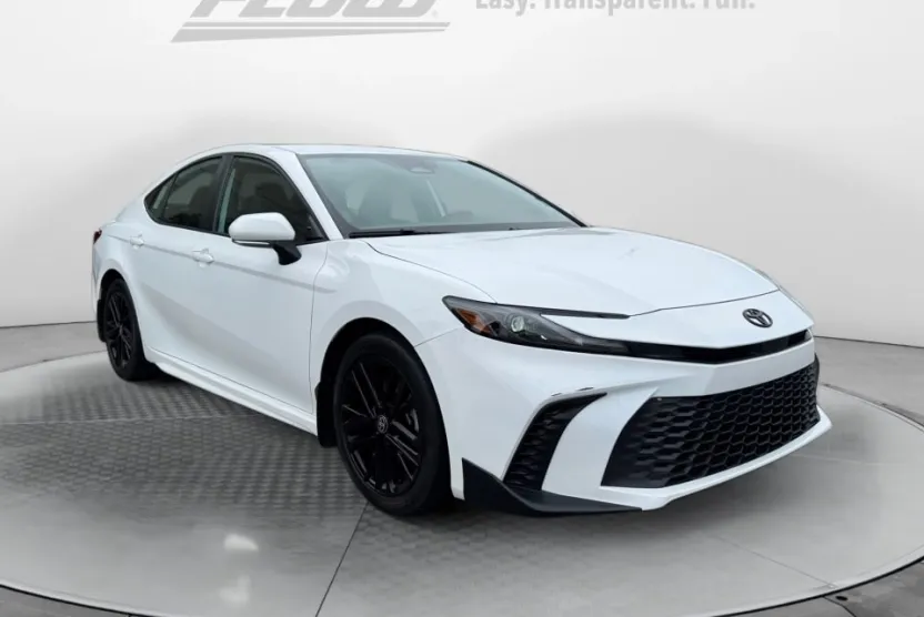 2025 Toyota Camry SE photo 1