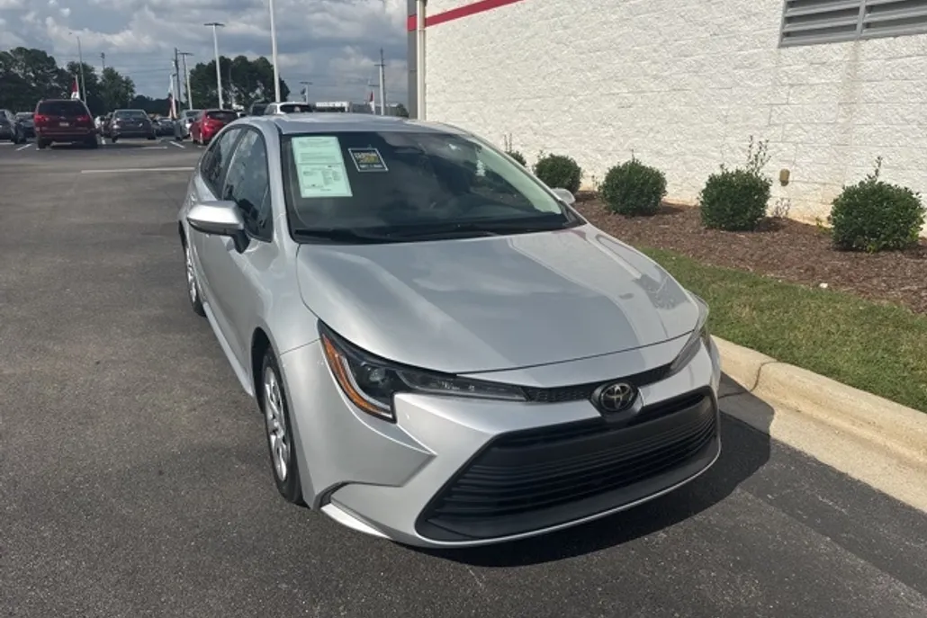2023 Toyota Corolla LE photo 1