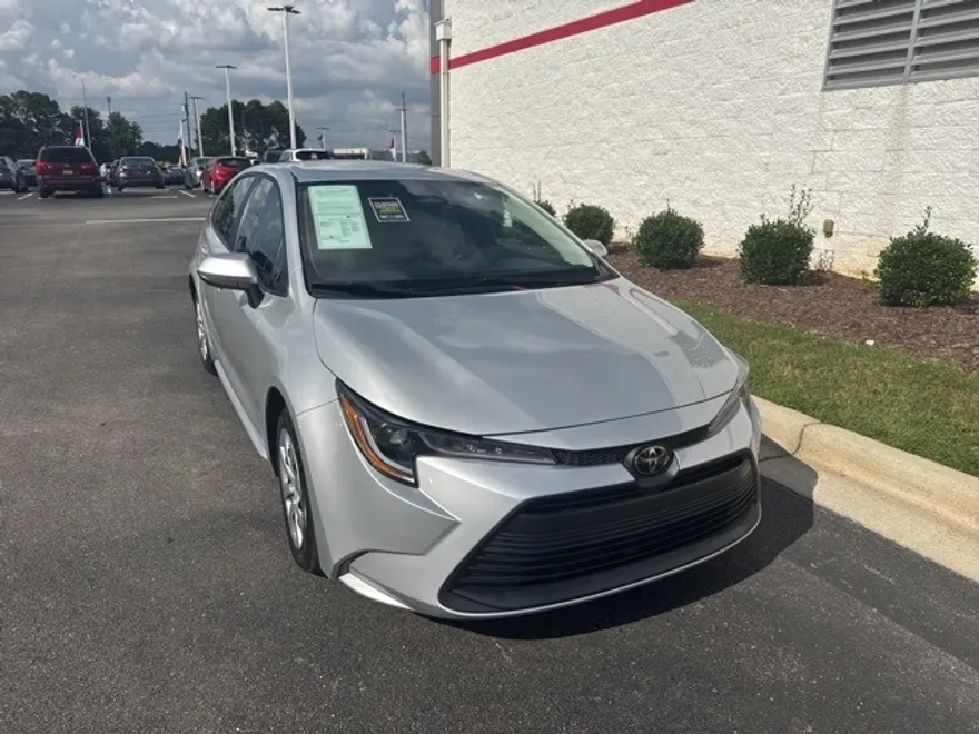2023 Toyota Corolla LE photo 1