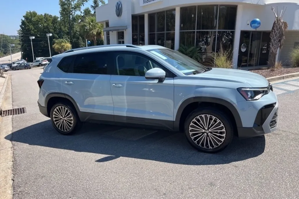 2025 Volkswagen Taos SE photo 1