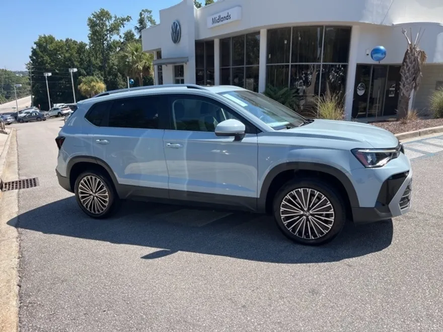 2025 Volkswagen Taos SE photo 1