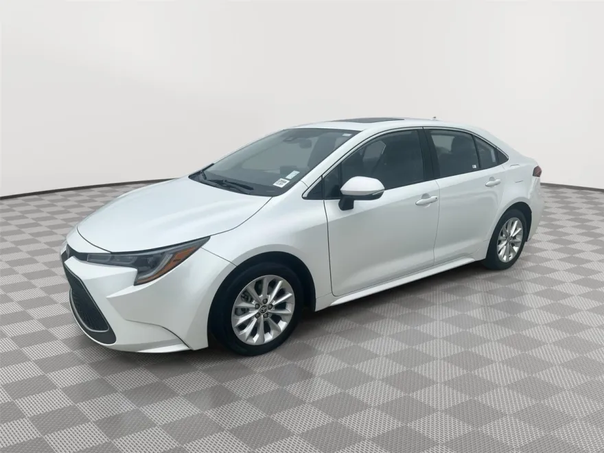 2022 Toyota Corolla XLE photo 1