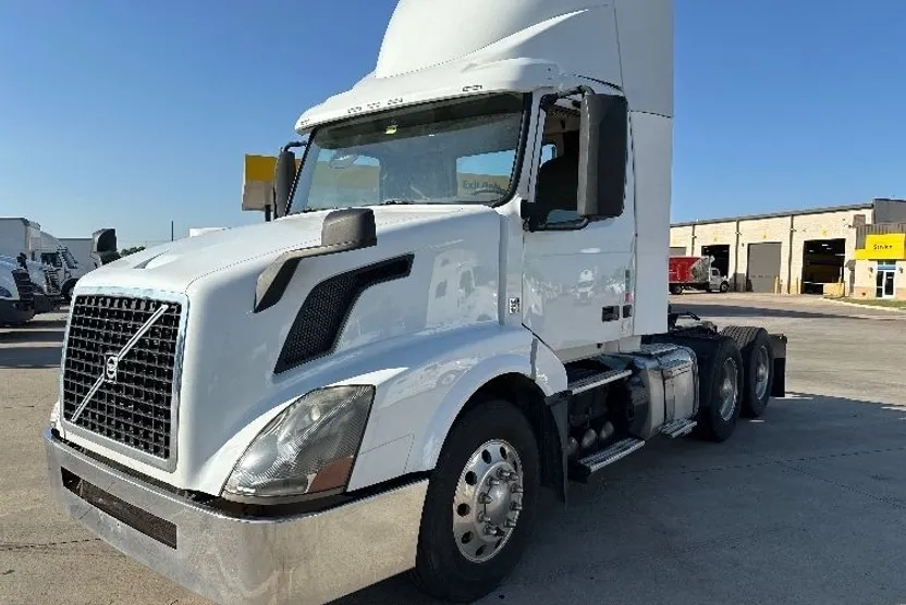 2015 Volvo Truck VNL photo 1
