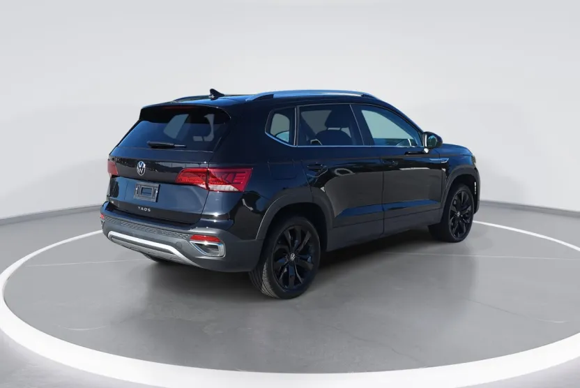 2024 Volkswagen Taos SE photo 1