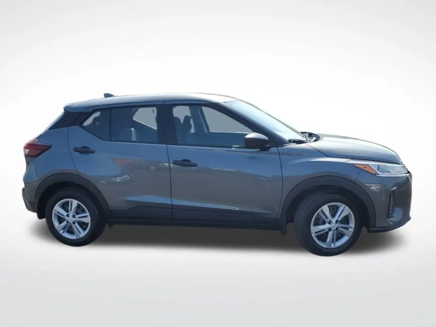 2025 Nissan Kicks Play S photo 1