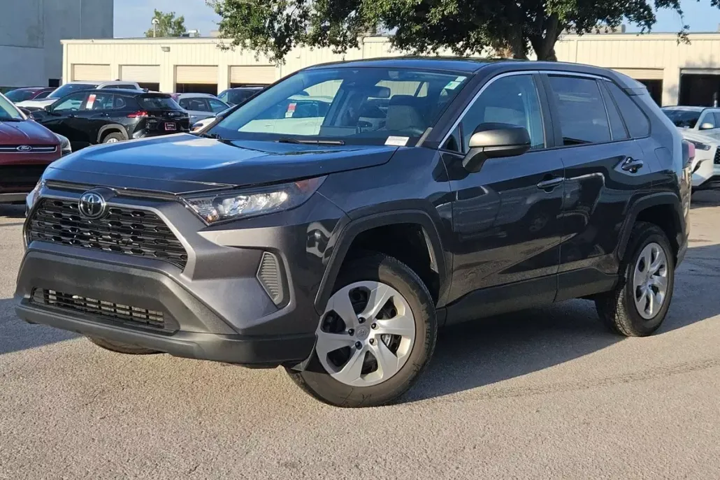 2022 Toyota RAV4 LE photo 1
