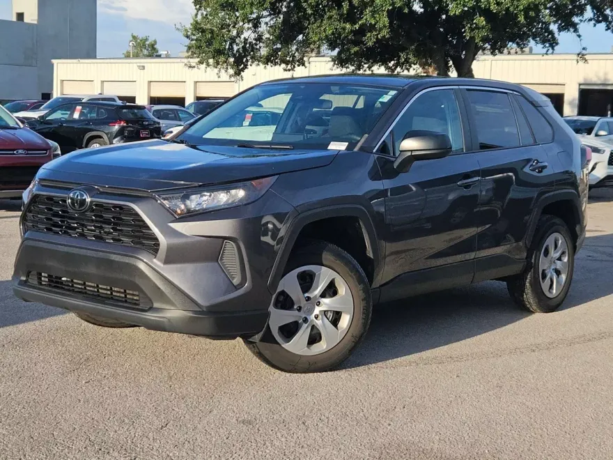 2022 Toyota RAV4 LE photo 1