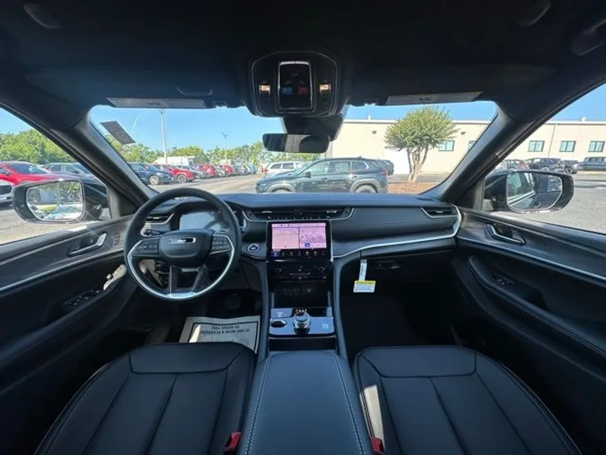 2025 Jeep Grand Cherokee Limited photo 1