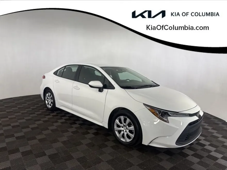 2024 Toyota Corolla LE photo 1