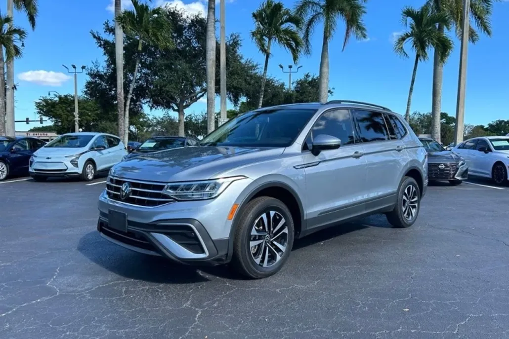 2023 Volkswagen Tiguan SE photo 1