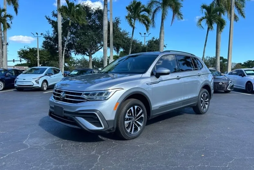 2023 Volkswagen Tiguan SE photo 1