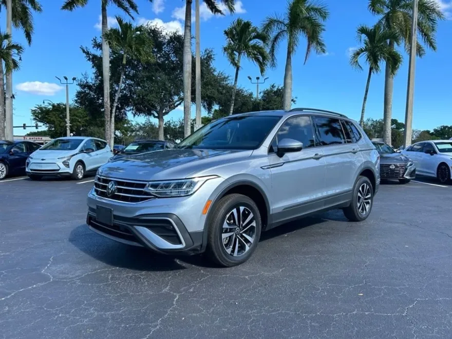 2023 Volkswagen Tiguan SE photo 1