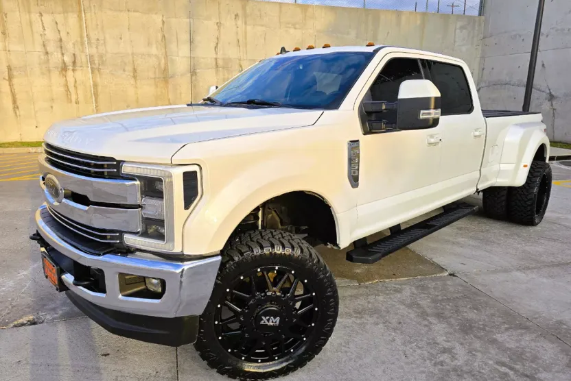 2019 Ford F-350 Lariat photo 1