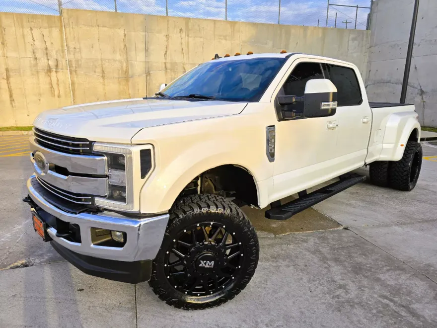 2019 Ford F-350 Lariat photo 1