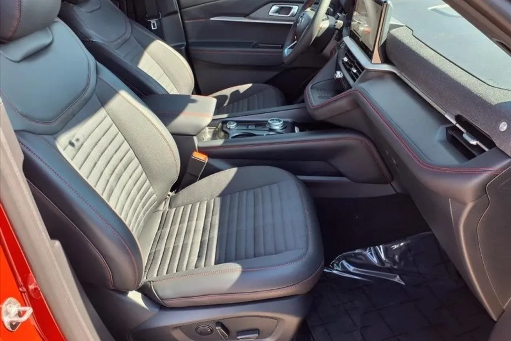 2025 Ford Explorer ST-Line photo 1