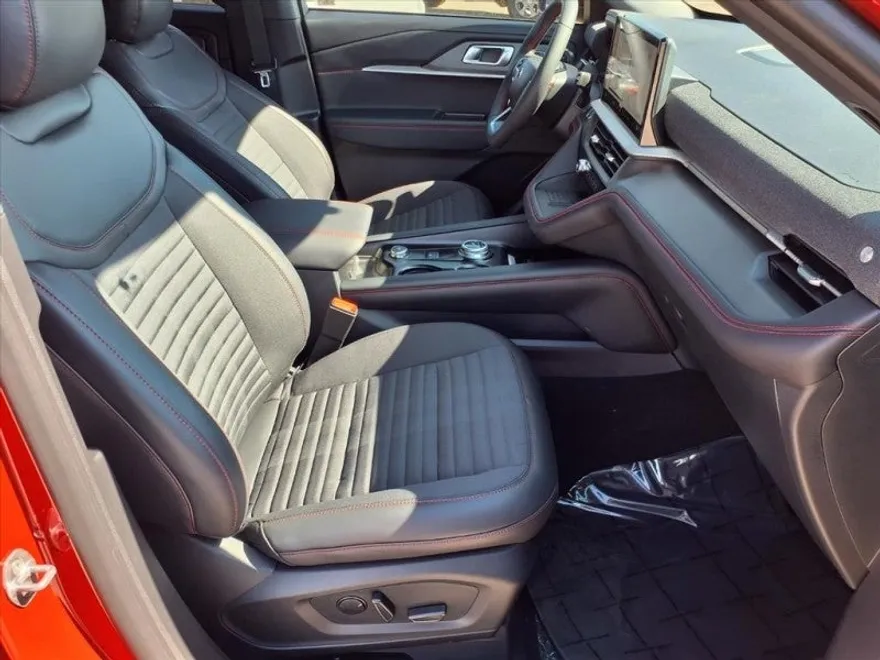 2025 Ford Explorer ST-Line photo 1