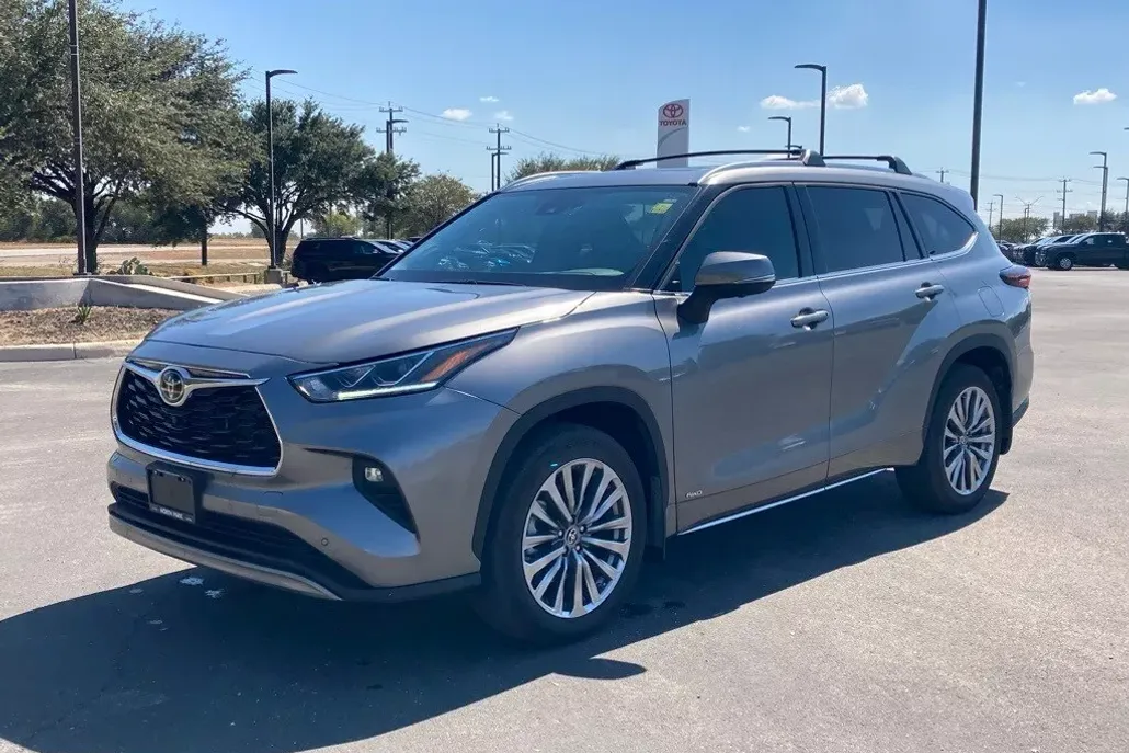 2025 Toyota Highlander Hybrid XLE photo 1