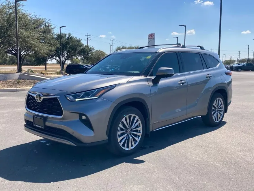 2025 Toyota Highlander Hybrid XLE photo 1