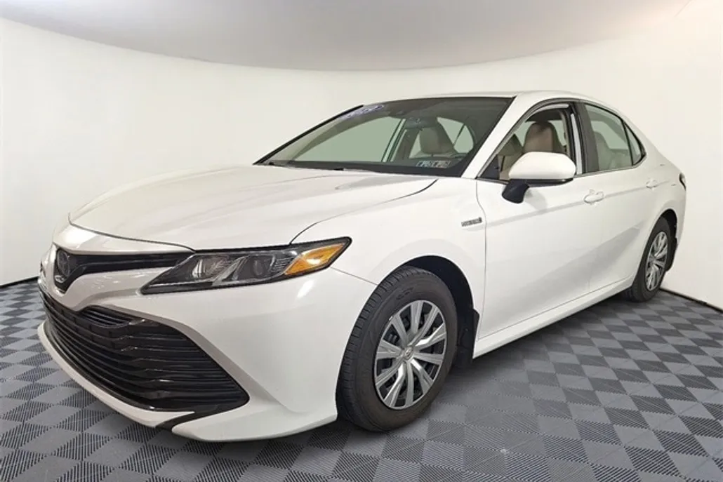 2019 Toyota Camry Hybrid LE photo 1