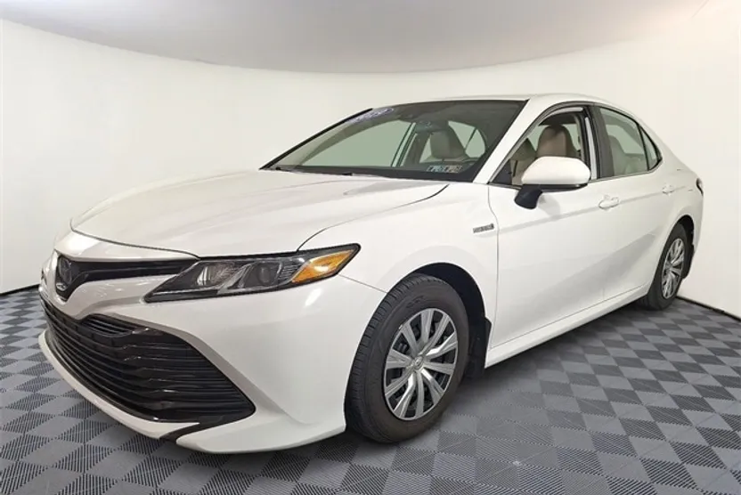 2019 Toyota Camry Hybrid LE photo 1