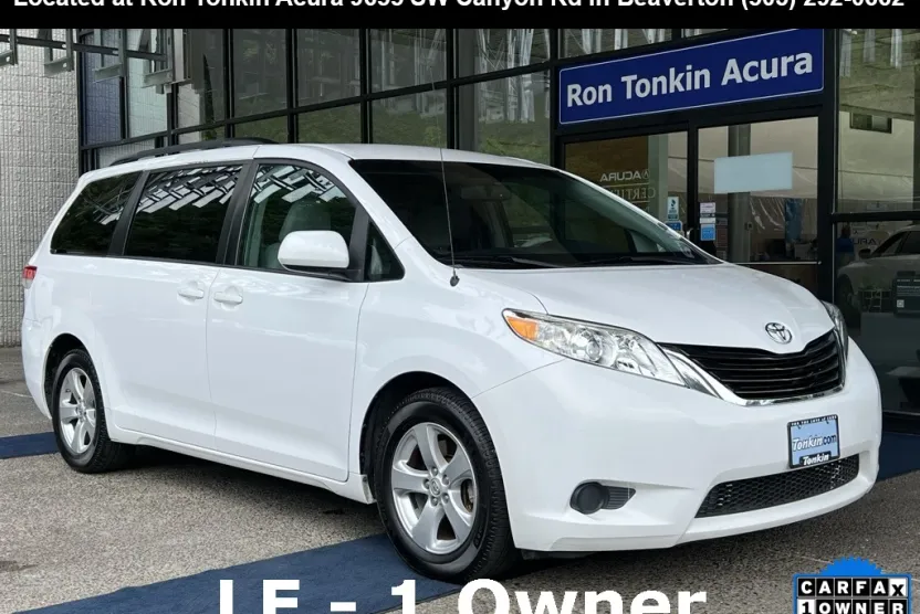 2014 Toyota Sienna LE photo 1