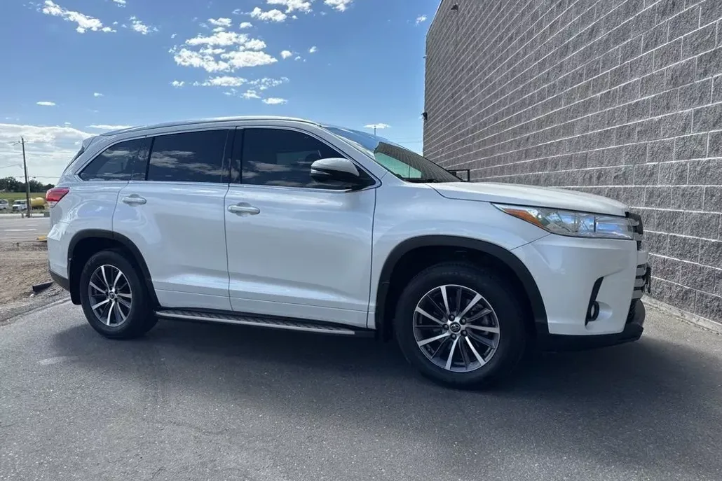 2017 Toyota Highlander XLE photo 1
