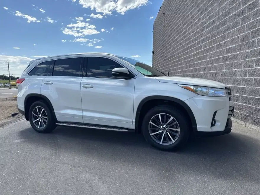 2017 Toyota Highlander XLE photo 1