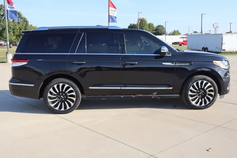 2023 Lincoln Navigator Black Label photo 1