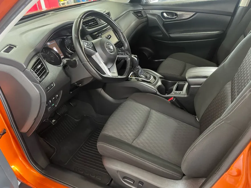 2020 Nissan Rogue SV photo 1