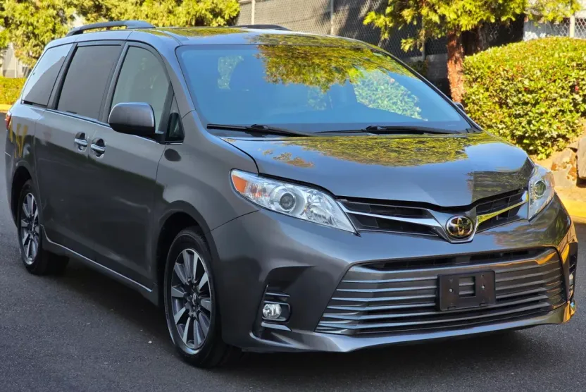 2019 Toyota Sienna Limited XLE Premium photo 1
