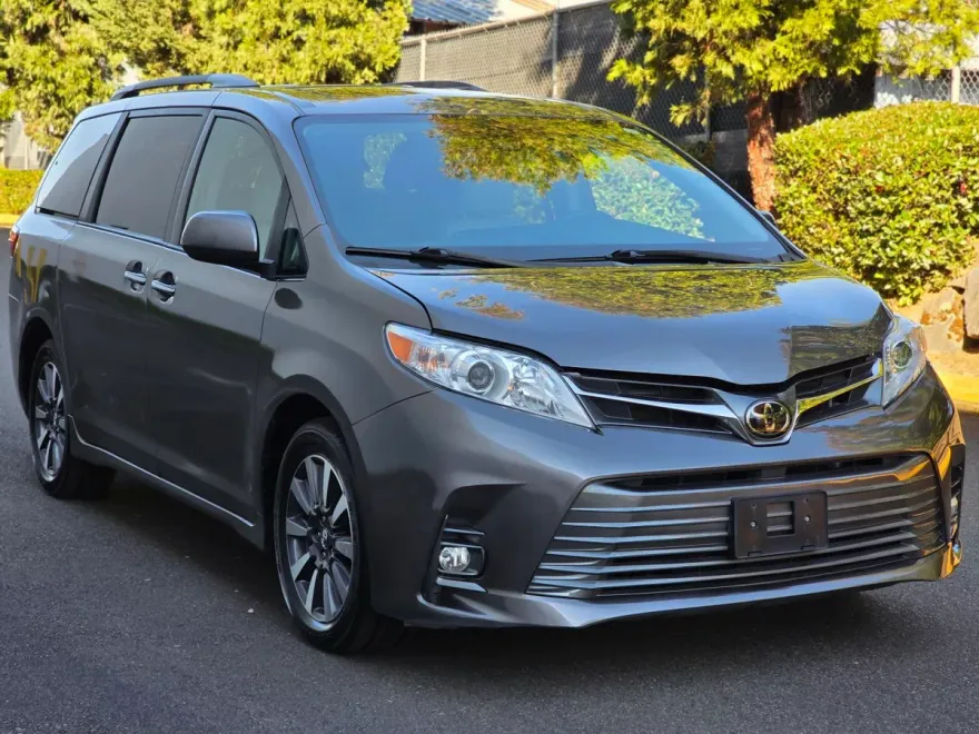 2019 Toyota Sienna Limited XLE Premium photo 1