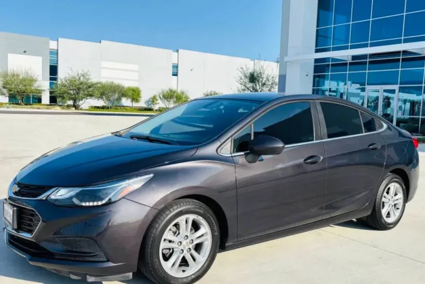 2017 Chevrolet Cruze LT photo 1