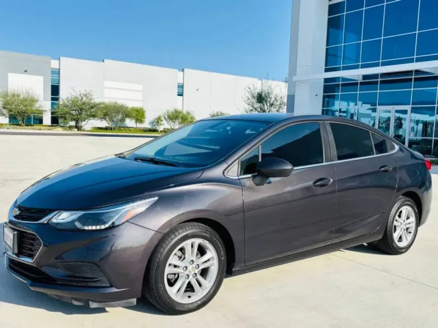 2017 Chevrolet Cruze LT photo 1